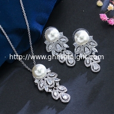 China Luxury Crystal Bridal Wedding Jewelry Pearl Rhinestone Women Girls Necklace Sets Engagement Pa supplier