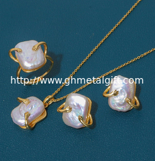 China Unique Crosses Pendant Necklace For Women Natural Freshwater Pearl Beads Natural Pearl Necklace Jewelry Set supplier
