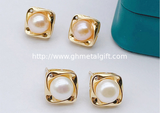 China Fashion Romantic Pearl Earrings Natural Pearl Earring Jewelry Zircon Gold Drop Earrings for Women Earrings Wedding Gift supplier