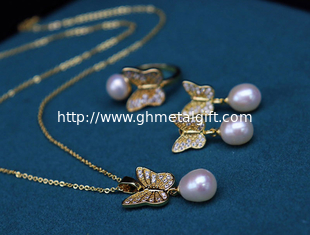 China Butterfly Natural Pearl Necklace For Women Elegant Butterfly Pearl Chokers Necklace Wedding Gift Pearl Necklace Jewelry supplier